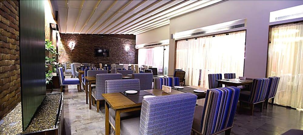 The J Hotel & Spa Beiroet Buitenkant foto