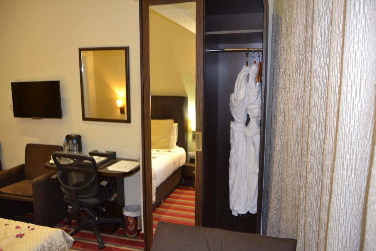The J Hotel & Spa Beiroet Buitenkant foto